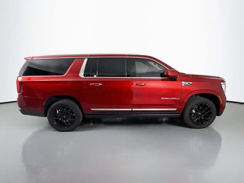 Used 2025 GMC Yukon XL Denali w/ Denali Reserve Package AWD/4WD image 9