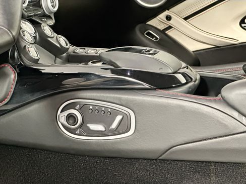 Used 2021 Aston Martin V8 Vantage Coupe image 23