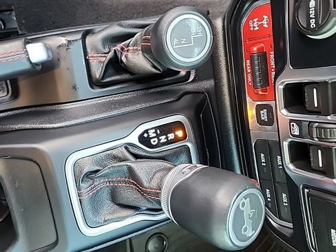 Used 2019 Jeep Wrangler Unlimited Rubicon w/ Dual Top Group AWD/4WD image 18