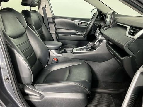 Used 2020 Toyota RAV4 XLE Premium image 32