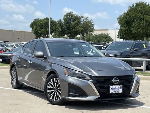 Used 2023 Nissan Altima 2.5 SV FWD image 2