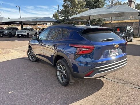 Used 2024 Chevrolet Trax LT w/ LT Convenience Package image 7