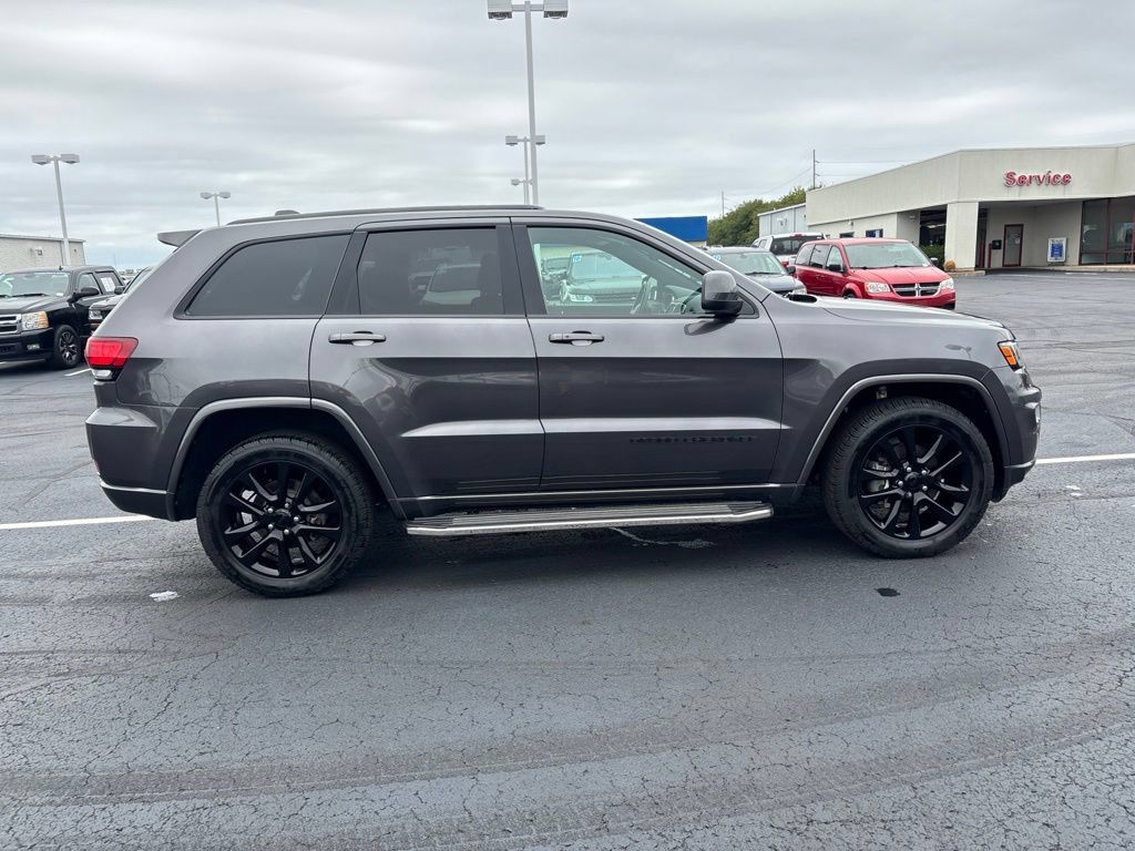 Used 2018 Jeep Grand Cherokee Altitude AWD/4WD image 6
