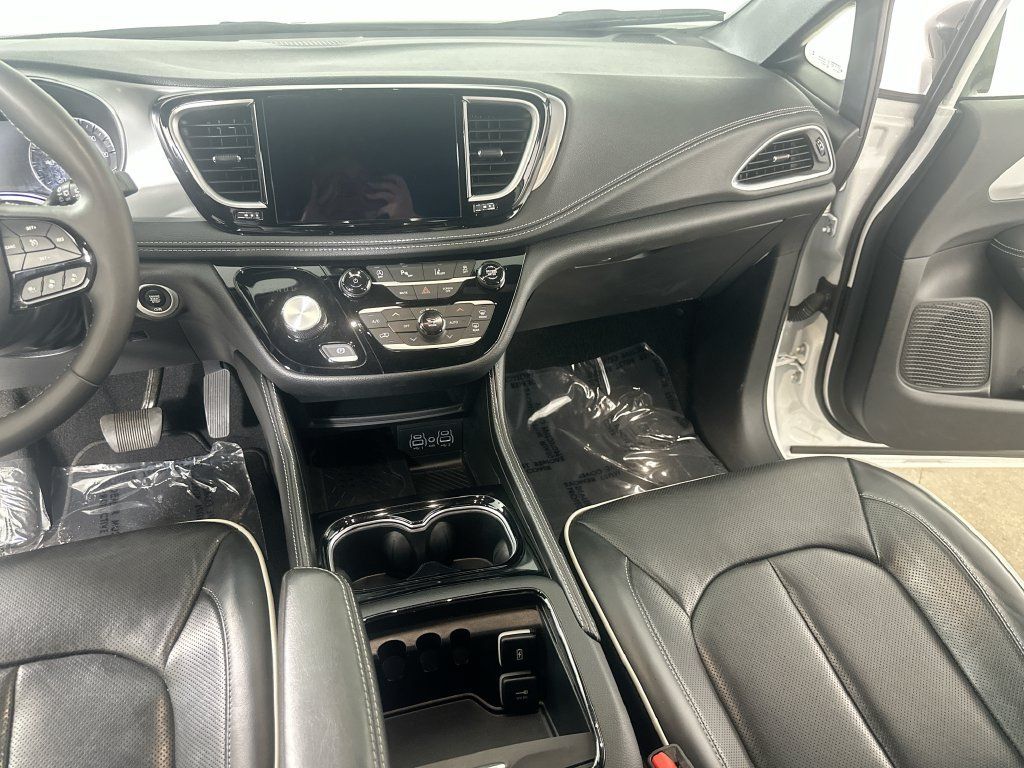 Used 2025 Chrysler Pacifica Limited FWD image 21