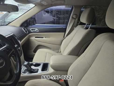 Used 2020 Jeep Grand Cherokee Laredo RWD image 2