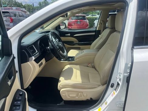 Used 2018 Toyota Highlander XLE AWD/4WD image 16