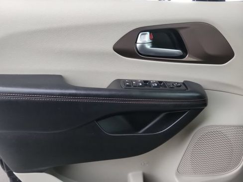 Used 2019 Chrysler Pacifica Touring-L FWD image 19