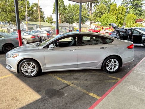 Used 2018 Ford Fusion SE image 4