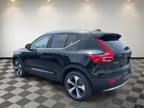 Used 2025 Volvo XC40 B5 Plus image 4