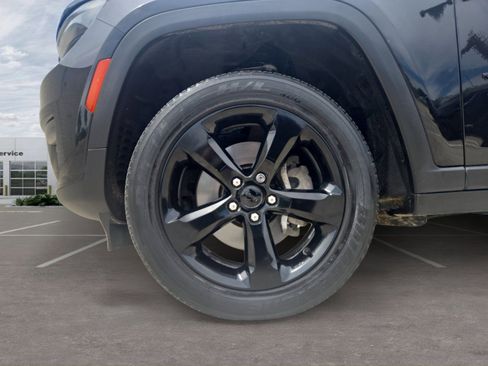 Used 2023 Jeep Grand Cherokee L Laredo image 14