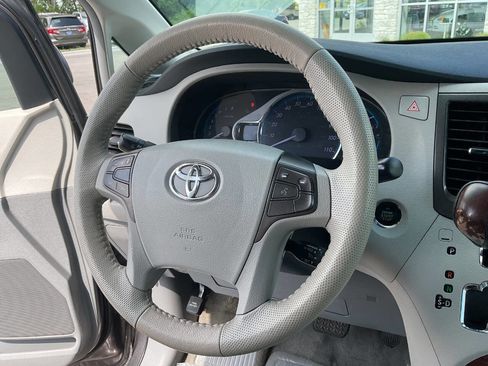 Used 2012 Toyota Sienna XLE FWD image 18