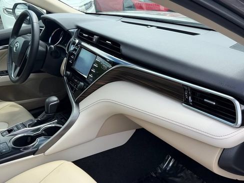 Used 2018 Toyota Camry XLE FWD image 17