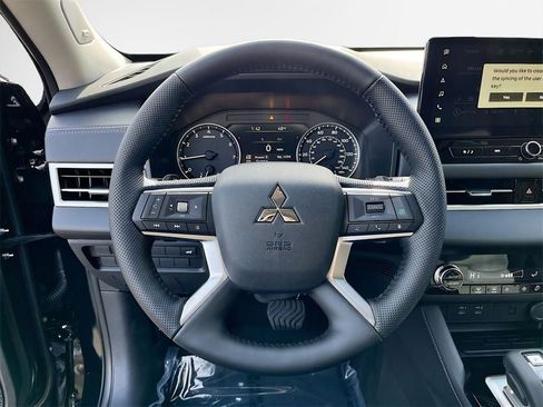 New 2026 Mitsubishi Outlander SE image 12