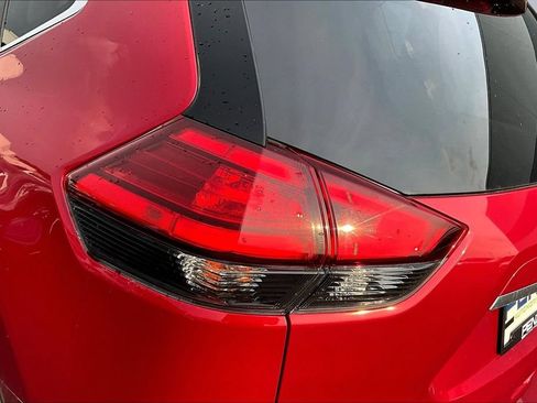 Used 2017 Nissan Rogue SV AWD/4WD image 19