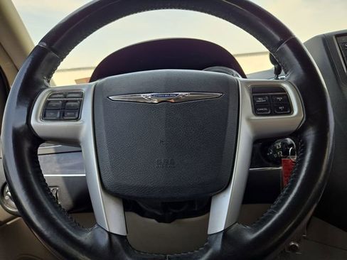 Used 2014 Chrysler Town & Country Touring FWD image 22