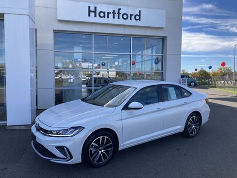 Certified 2025 Volkswagen Jetta SE image 1