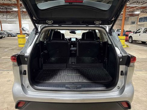 Used 2022 Toyota Highlander XLE AWD/4WD image 11