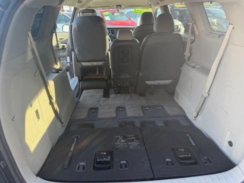 Used 2017 Kia Sedona LX w/ LX Essentials Premium Package FWD image 24
