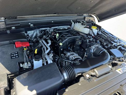 Used 2025 Jeep Gladiator Overland AWD/4WD image 12