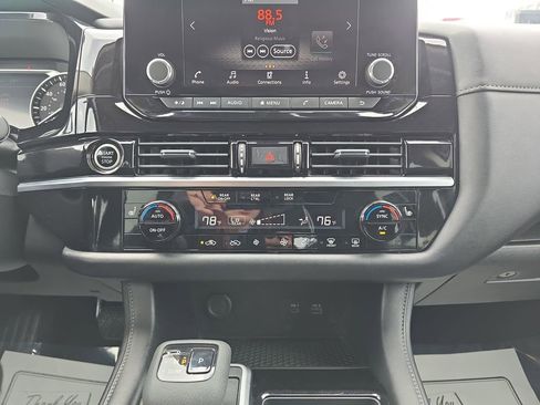 Used 2024 Nissan Pathfinder SV image 27