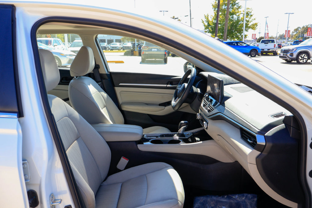 Used 2023 Nissan Altima 2.5 SV w/ SV Premium Package FWD image 8