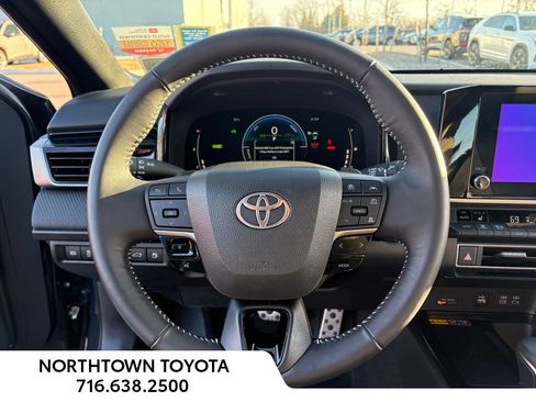 Used 2025 Toyota Camry SE w/ Convenience Package image 7