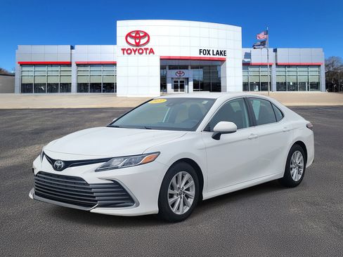 Used 2022 Toyota Camry LE image 2