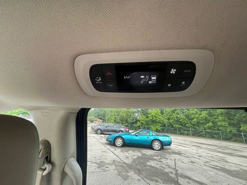 Used 2020 Chrysler Pacifica Touring-L FWD image 26