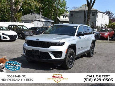 Used 2025 Jeep Grand Cherokee Altitude AWD/4WD image 2
