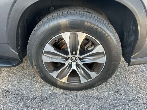 Certified 2023 Toyota Highlander XLE image 9