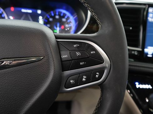 Used 2023 Chrysler Pacifica Limited FWD image 28