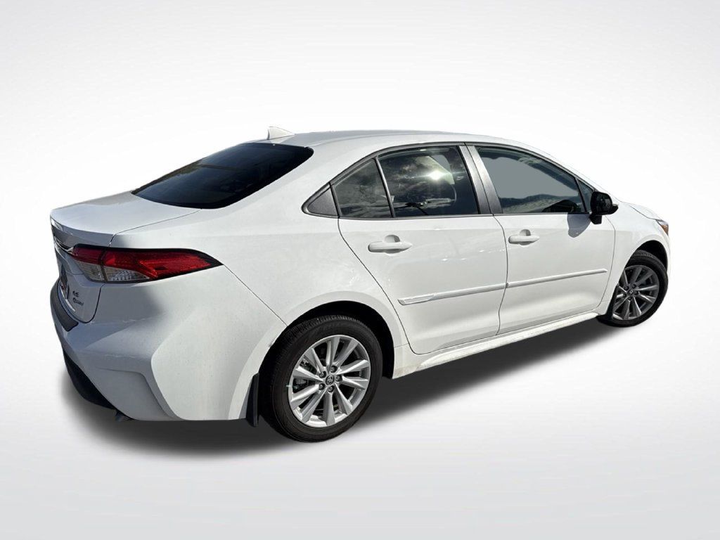 Used 2025 Toyota Corolla LE w/ LE Premium Package FWD image 5