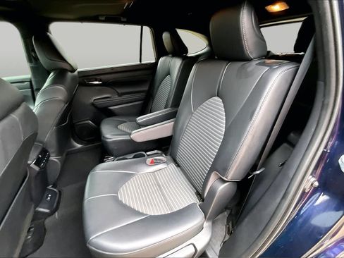 Used 2021 Toyota Highlander XSE FWD image 18