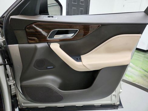 Used 2017 Jaguar F-PACE Prestige image 29