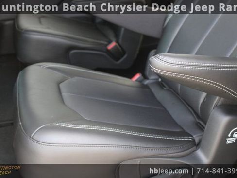 Used 2026 Chrysler Pacifica Select image 38
