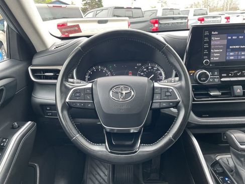 Used 2021 Toyota Highlander XLE AWD/4WD image 13