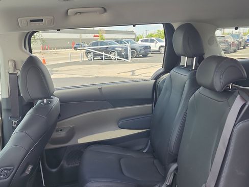 Used 2026 Kia Carnival EX FWD image 12