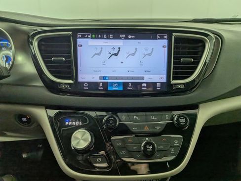 Used 2023 Chrysler Pacifica Touring-L FWD image 20