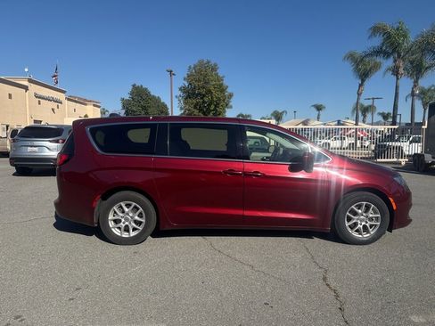 Used 2022 Chrysler Voyager LX image 9