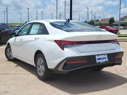 New 2026 Hyundai Elantra SE FWD image 3