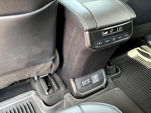 Used 2024 Toyota Highlander Limited FWD image 35
