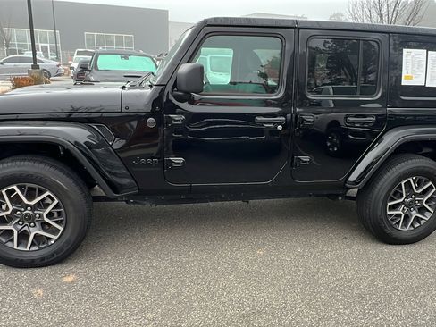 Used 2025 Jeep Wrangler Sahara image 11