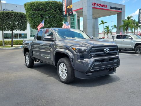 Used 2025 Toyota Tacoma SR5 w/ SR5 Upgrade Package AWD/4WD image 2