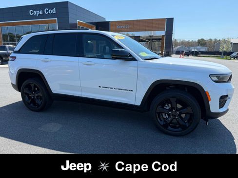 Used 2025 Jeep Grand Cherokee Altitude AWD/4WD image 1