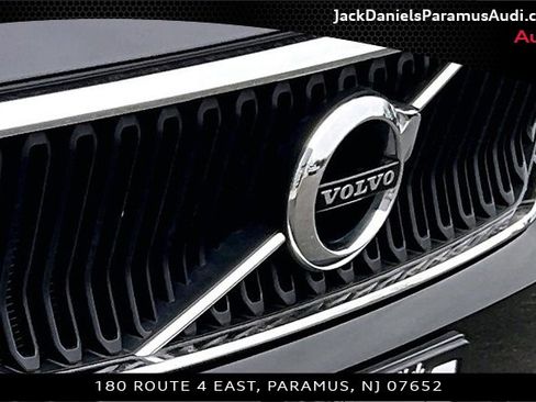 Used 2022 Volvo XC40 T5 Momentum image 27