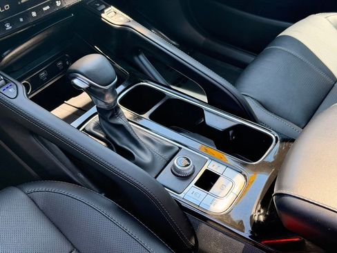 Used 2024 Kia Telluride EX w/ EX Captain's Chair Package FWD image 25