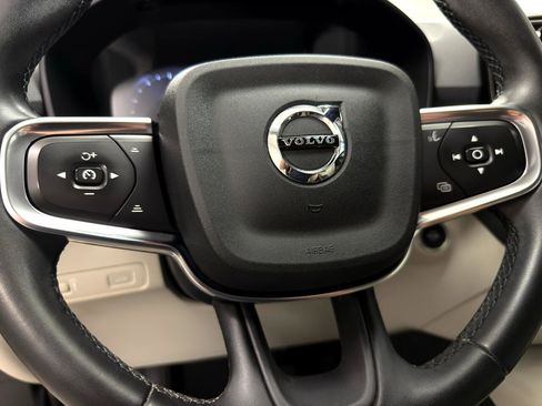 Used 2022 Volvo XC40 T5 Momentum image 18