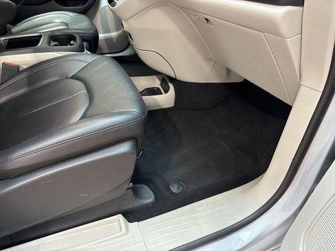 Used 2024 Chrysler Pacifica Touring-L image 10