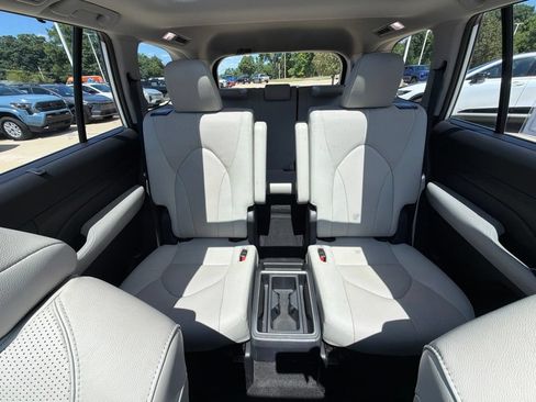 Used 2024 Toyota Grand Highlander AWD Hybrid image 23
