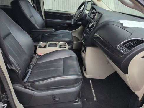 Used 2014 Chrysler Town & Country Touring-L w/ Driver Convenience Group FWD image 29